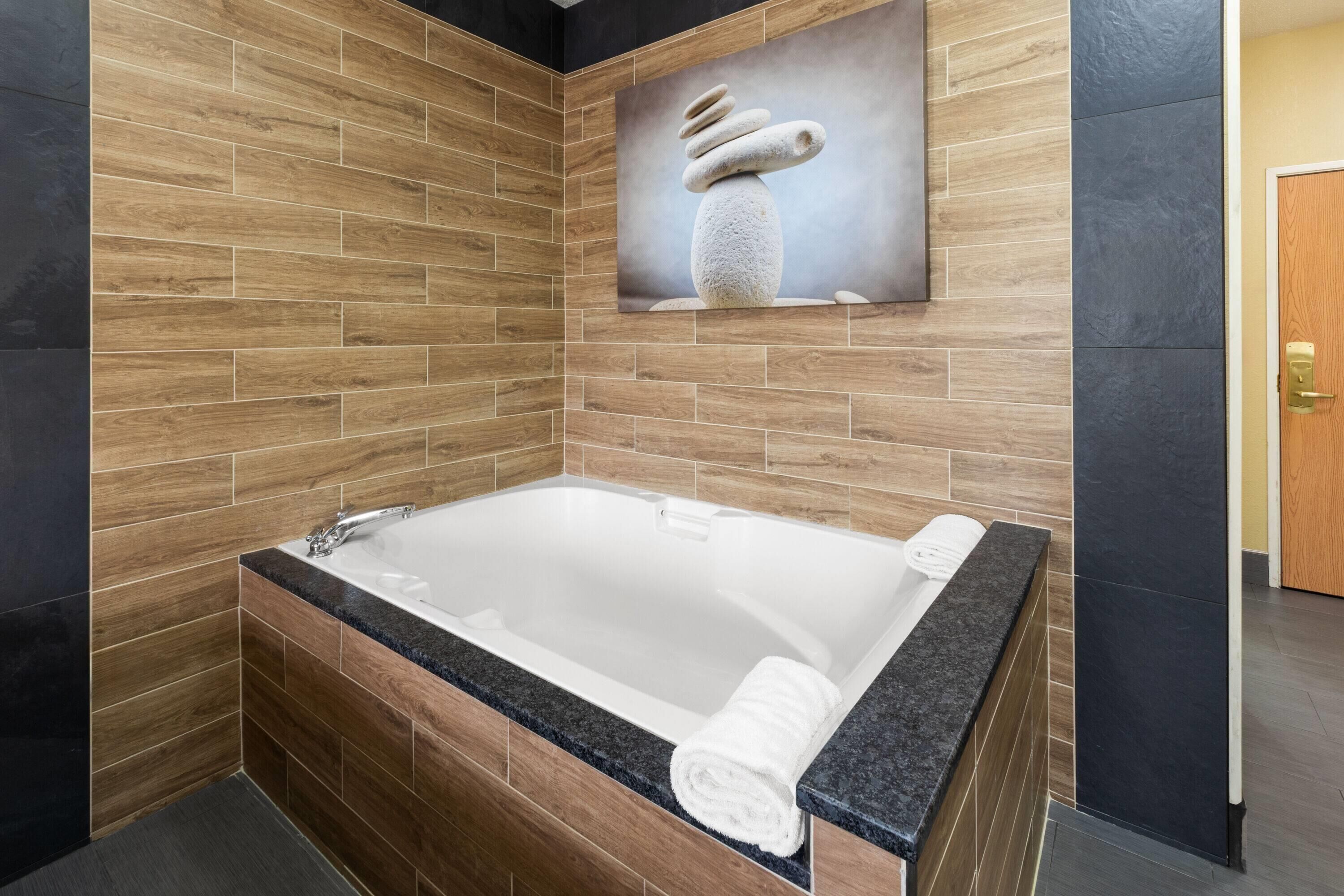 studio suite, 1 king bed, non smoking | jetted bathtub