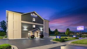 Un hôtel Baymont by Wyndham au design moderne, doté d’une entrée bien éclairée et d’une allée aménagée.
