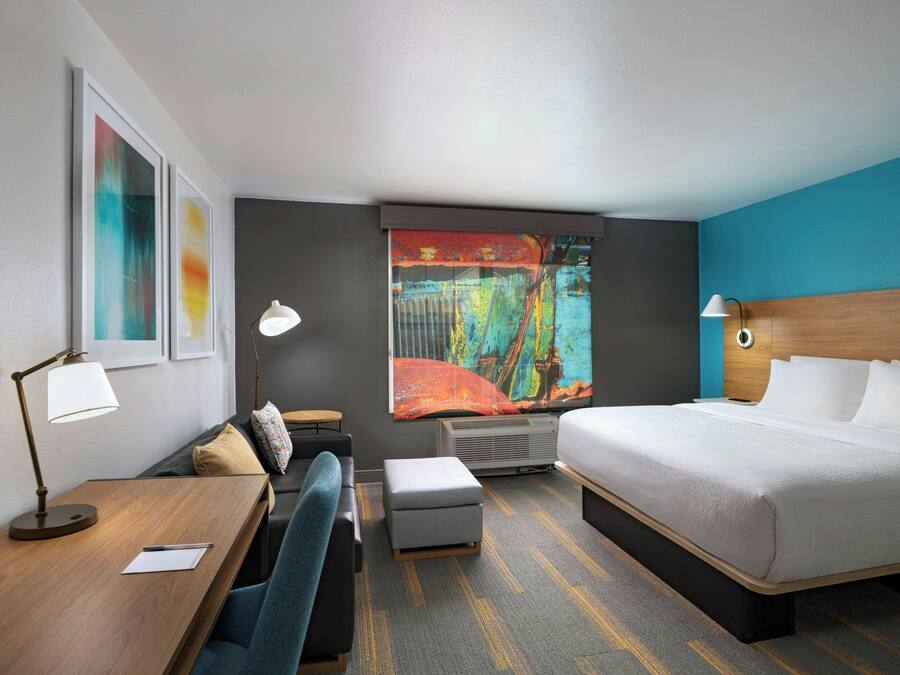 Estúdio, 1 cama Queen | Roupas de cama premium, camas com colchões pillow-top, escrivaninha