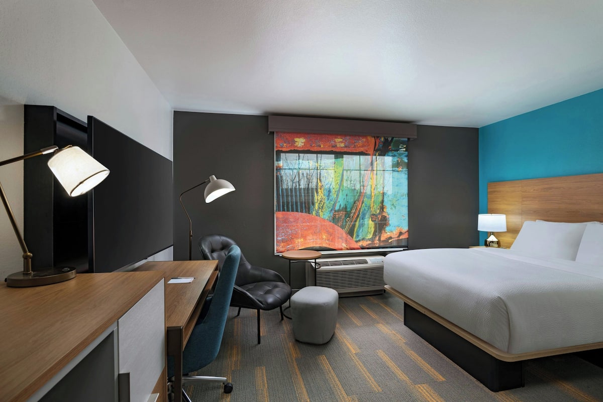 Studio, 1 Queen Bed | Premium bedding, pillow-top beds, desk, blackout curtains