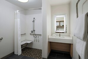 Studio, 1 Tempat Tidur Queen | Kamar mandi | Kombinasi shower/bathtub dan perlengkapan mandi desainer