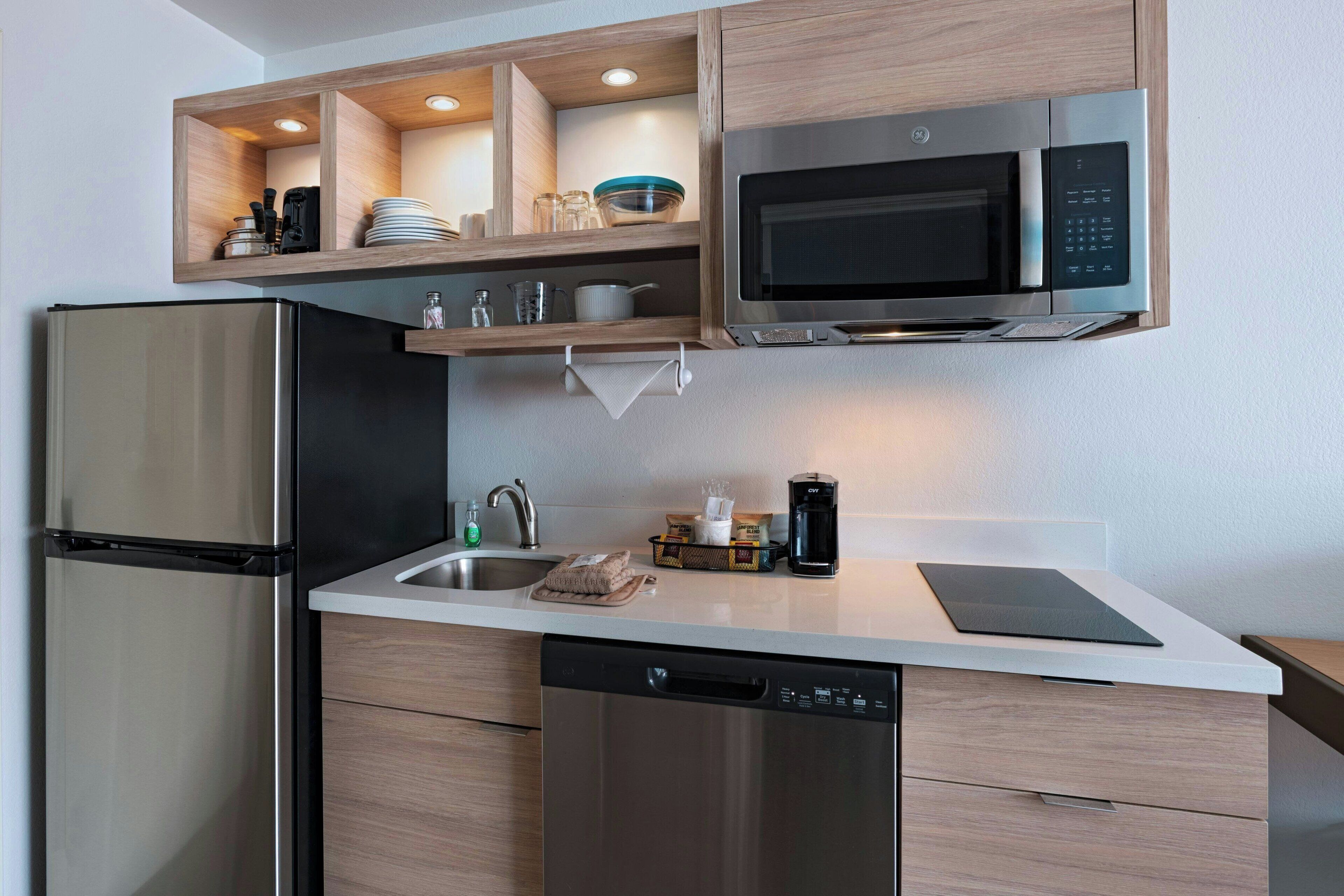 大型冰箱、微波爐、爐台、洗碗機