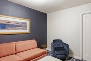 1 soverom, sengetøy av topp kvalitet, safe på rommet og skrivebord