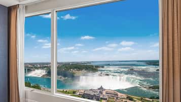 1 Schlafzimmer, hochwertige Bettwaren, Zimmersafe, Schreibtisch