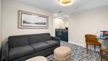 Phòng Suite, 1 giường cỡ king và sofa giường (2 Room, Fallsview) | Khu phòng khách | TV màn hình phẳng, các kênh phim phải trả tiền