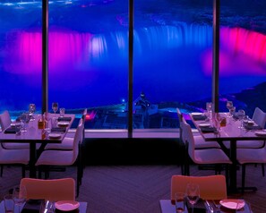 2 restaurants; lunch and dinner served