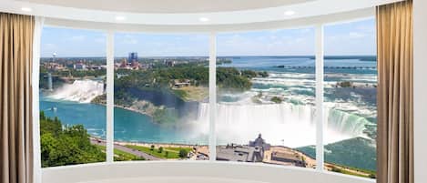 Suite, 1 kingsize bed met slaapbank (2 Room, Fallsview) | 1 slaapkamer, luxe beddengoed, een kluis op de kamer, een bureau