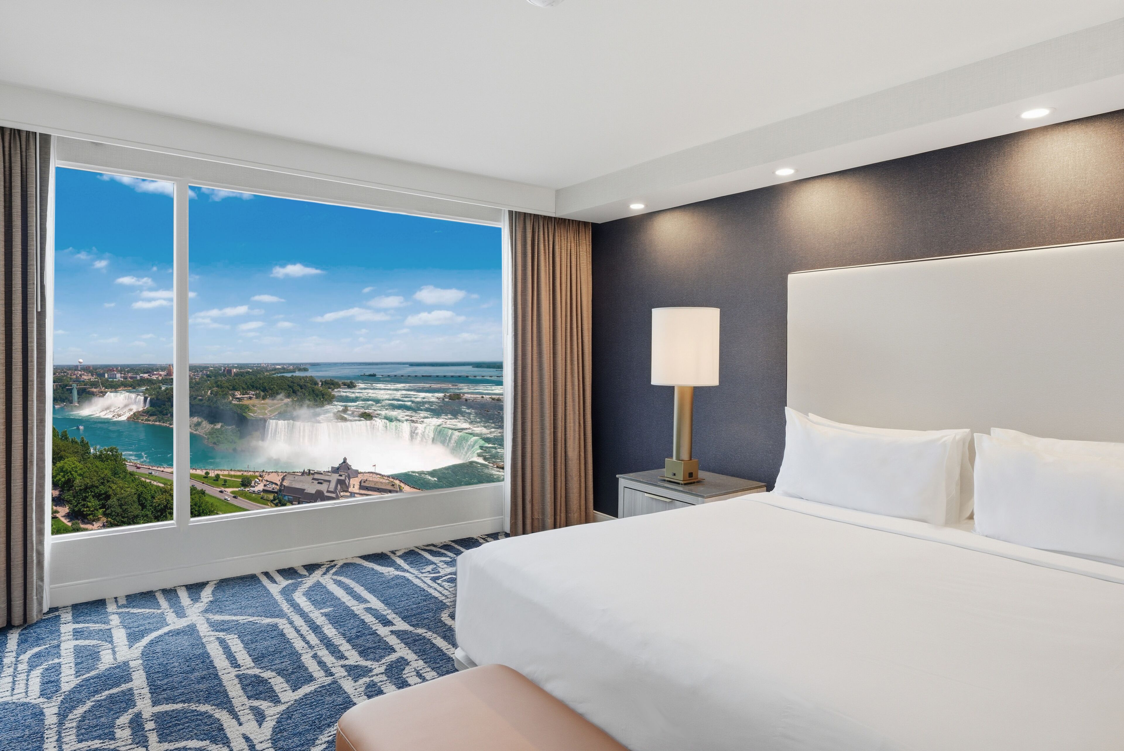 Suite - 2 soveværelser (Fallsview, 1 kingbed &  2 queenbed) | 1 soveværelse, premium-sengetøj, pengeskab på værelset, skrivebord