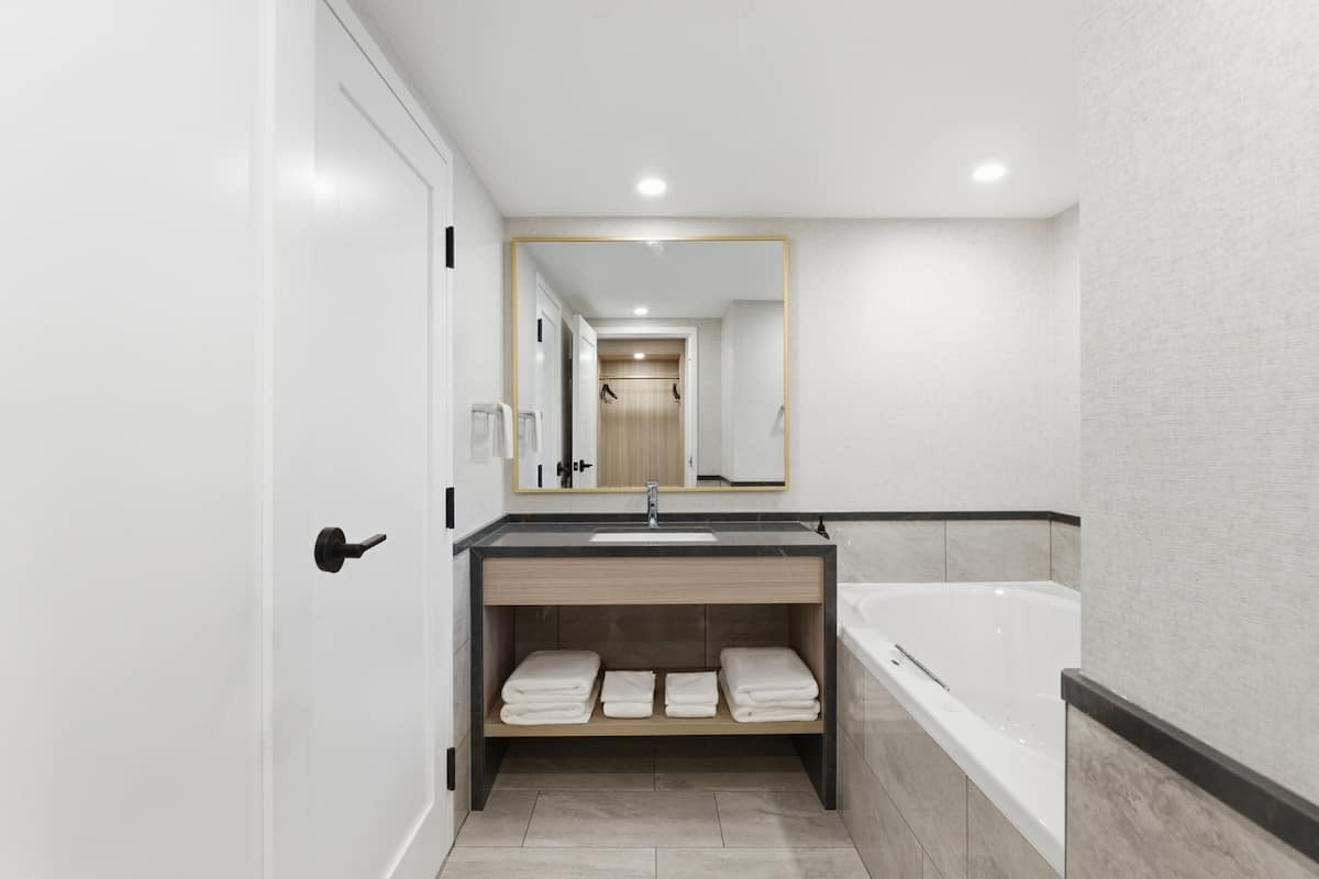 1 bedroom, premium bedding, in-room safe, desk