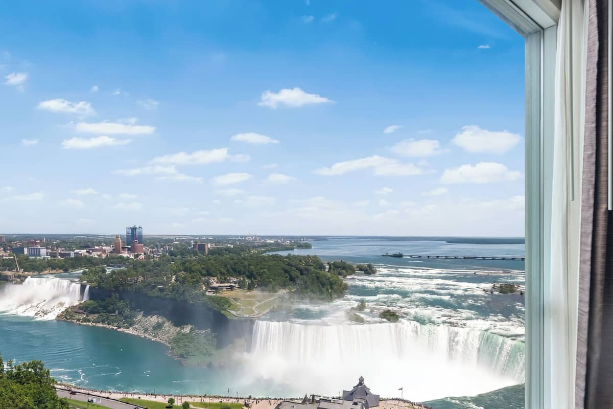 2 King Beds Premium Fallsview Suite | 1 soverom, sengetøy av topp kvalitet, safe på rommet og skrivebord