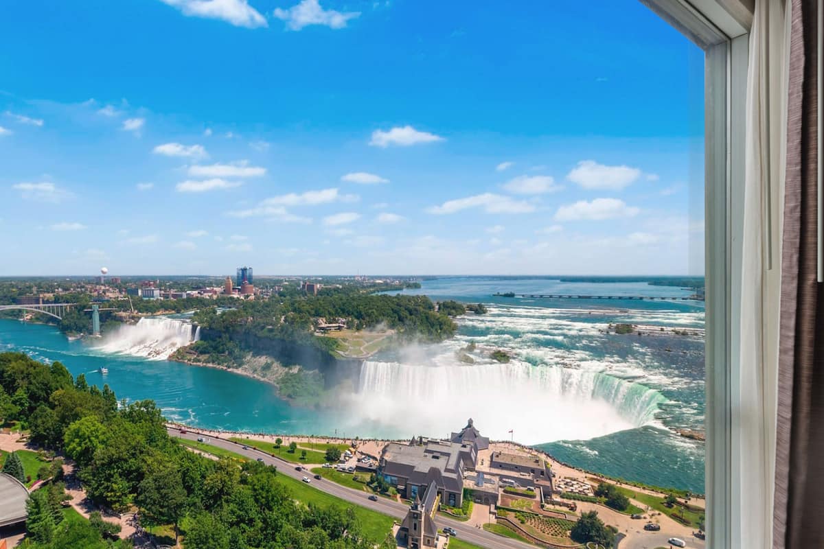 The Regency - 4 King 2 Bathrooms - Premium Fallsview - Floor 33 | 1 bedroom, premium bedding, in-room safe, desk