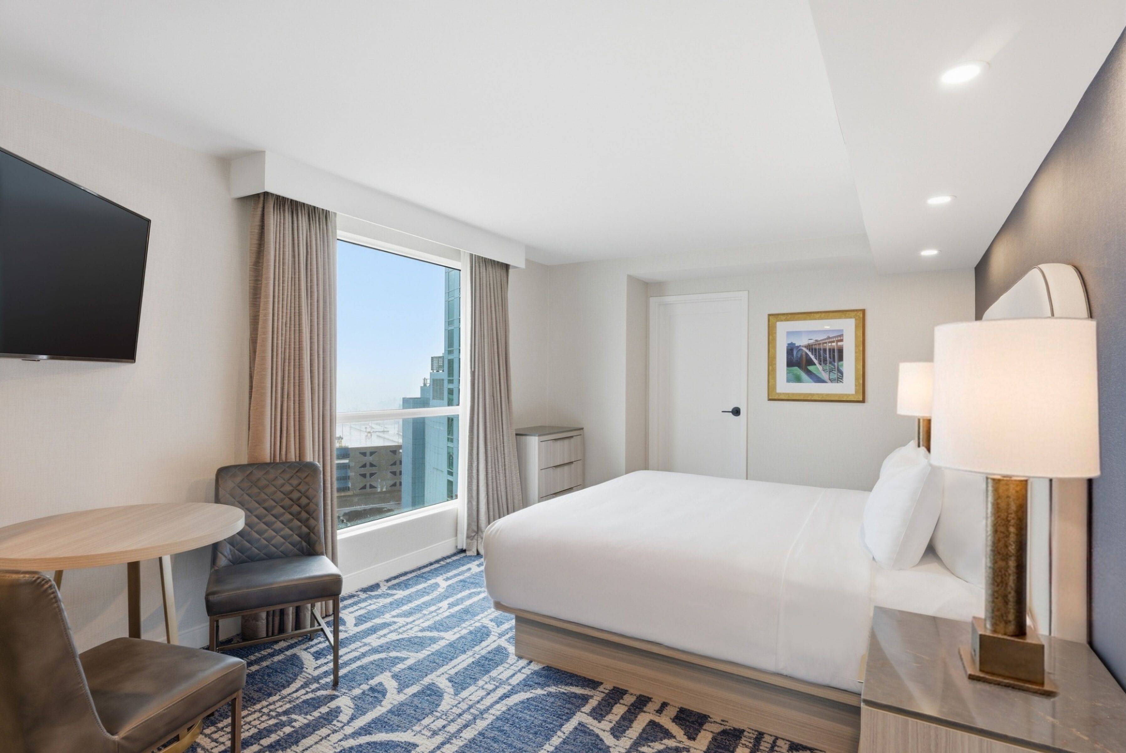 Værelse - 1 kingsize-seng - byudsigt | 1 soveværelse, premium-sengetøj, pengeskab på værelset, skrivebord