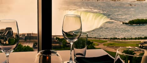 2 restaurants; lunch and dinner served