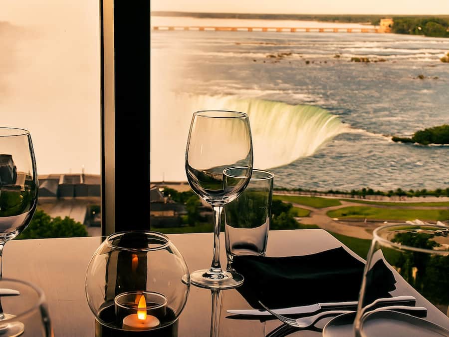 2 restauranter: lunsj og middag serveres