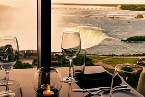 2 restaurants, lunch served - Hyatt Regency Niagara Falls Fallsview (Niagara Falls)