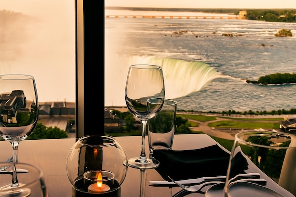 2 restaurants; lunch and dinner served