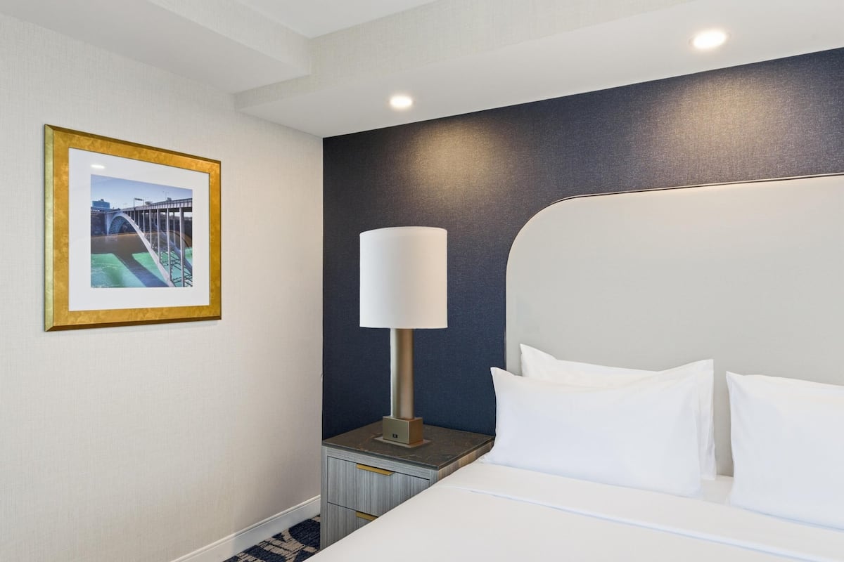 City View | One King Bed