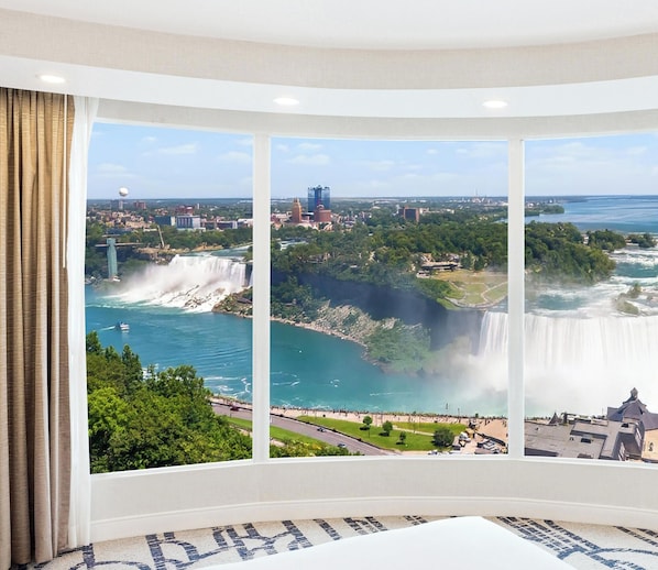 The Family Presidential Suite | Panoramic Premium Fallsview | 1 bilik tidur, peralatan tempat tidur premium, peti besi dalam bilik 