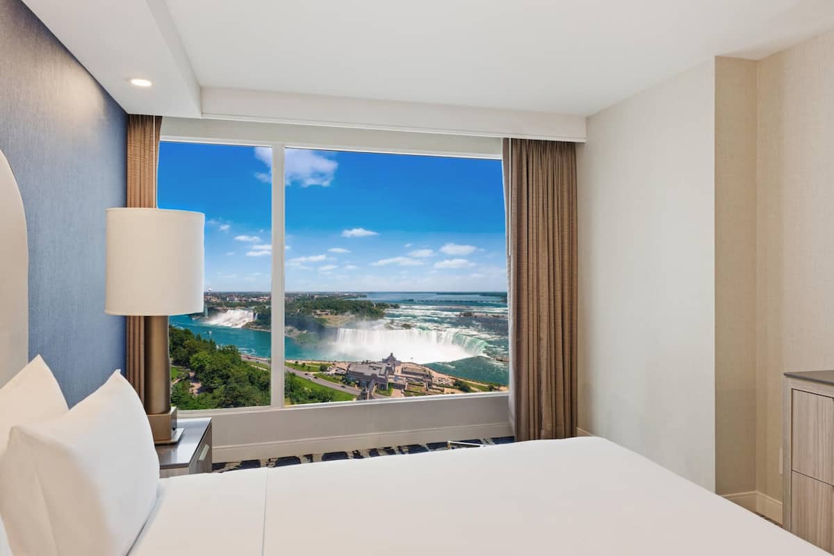 1 King Bed Studio - Premium Fallsview | 1 chambre, literie de qualité, coffre-fort, bureau