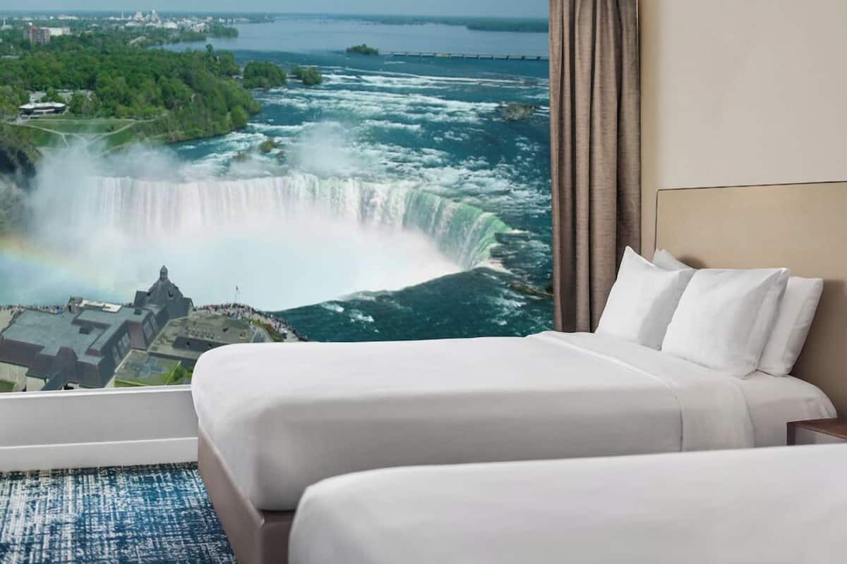 Suite, 2 camas Queen size (1 Room, Fallsview) | 1 habitación y ropa de cama de alta calidad