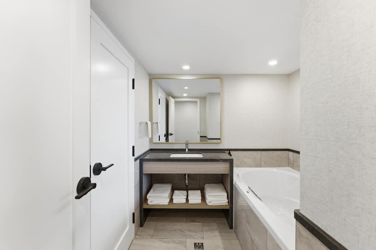 Fallsview Suite | Two King Beds | Air Jetted Tub | Bathroom | Free toiletries, hair dryer, towels, soap