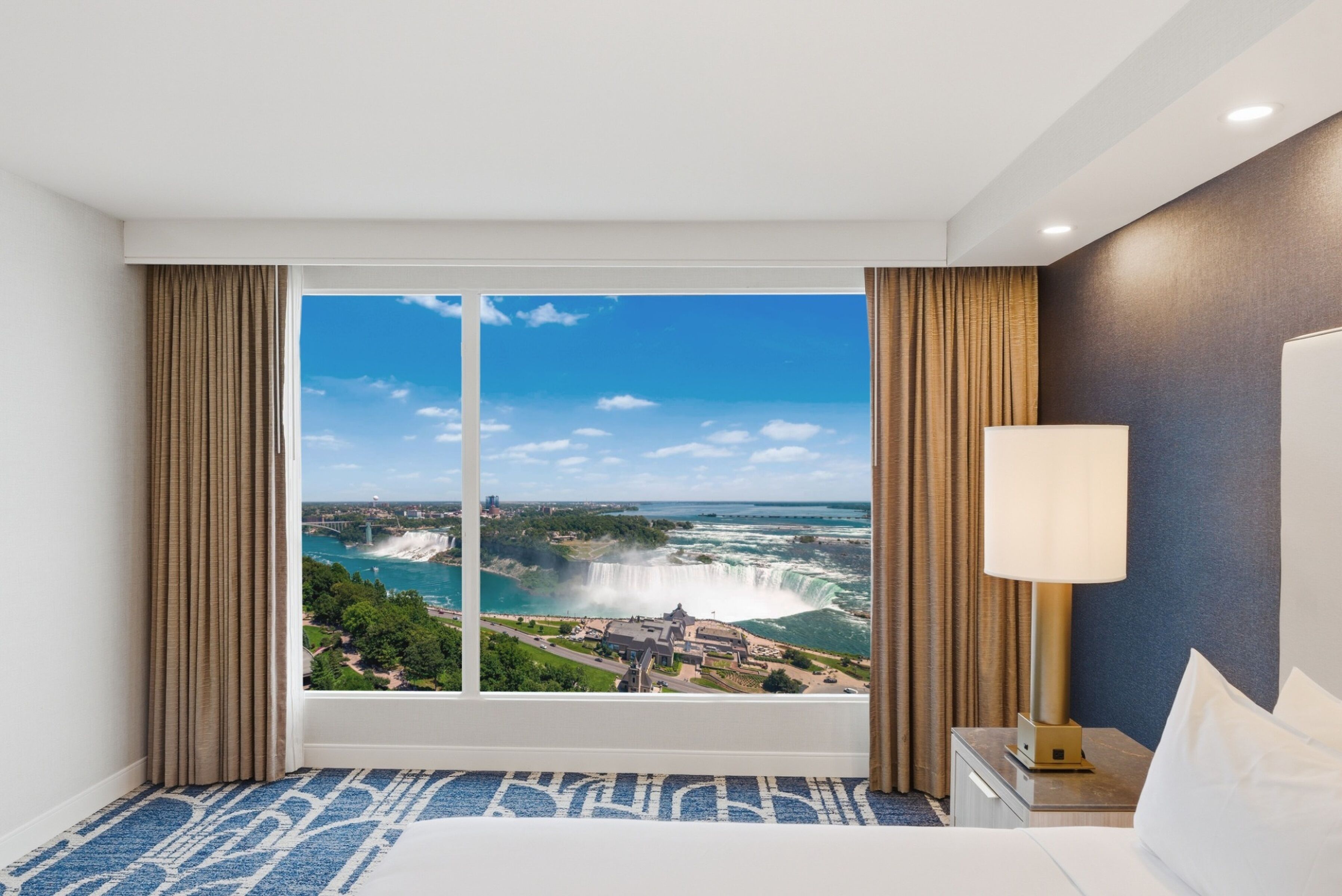 Suite - 2 soveværelser (Fallsview 2 kingbed &  4 queenbed) | 1 soveværelse, premium-sengetøj, pengeskab på værelset, skrivebord