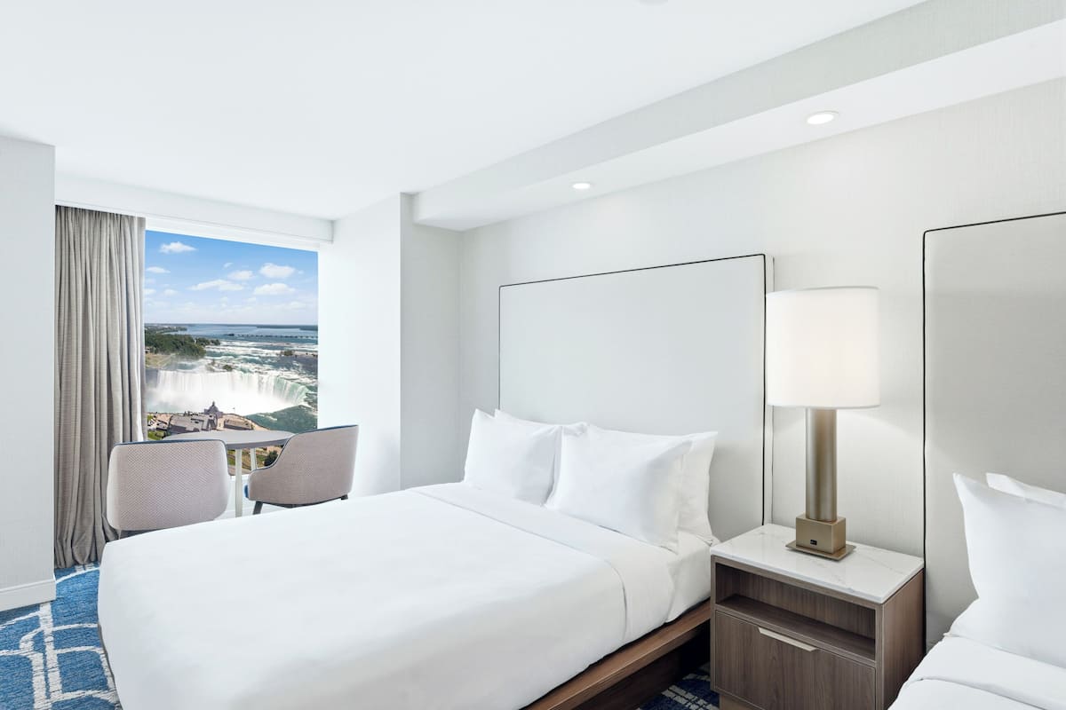 3 Beds Fallsview | 1 chambre, literie de qualité, coffre-fort, bureau