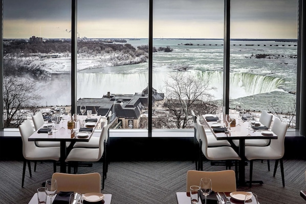 2 restaurantes, se sirve almuerzo