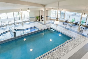 Piscine couverte, chaises longues