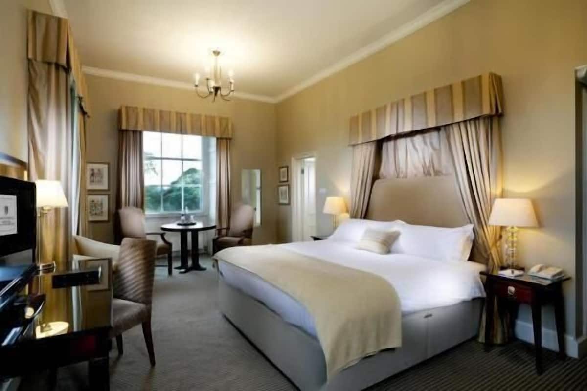 Hypo-allergenic bedding, desk, iron/ironing board, free WiFi