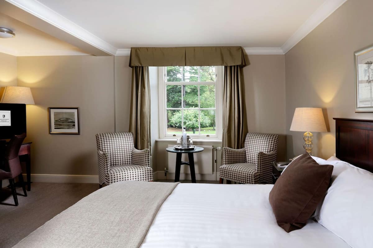 Hypo-allergenic bedding, desk, iron/ironing board, free WiFi