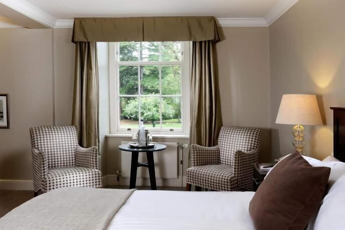 Hypo-allergenic bedding, desk, iron/ironing board, free WiFi