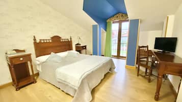 Escritorio, wifi gratis y ropa de cama