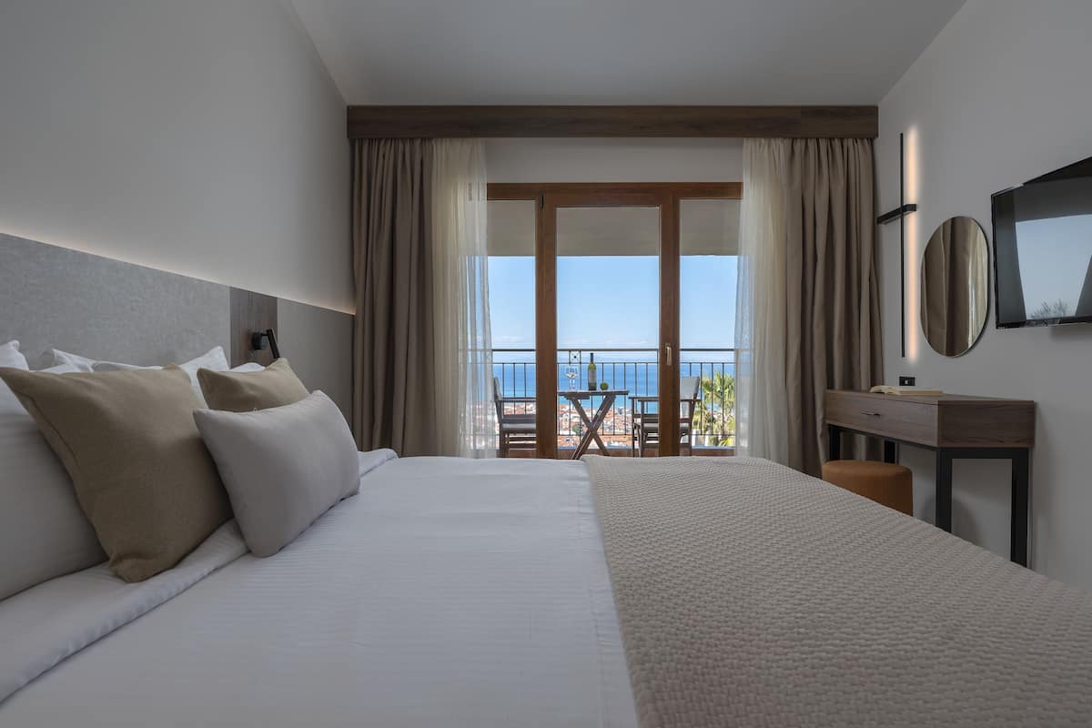 Superior Double Room Sea View | 2 habitaciones, minibar y caja de seguridad en la habitación
