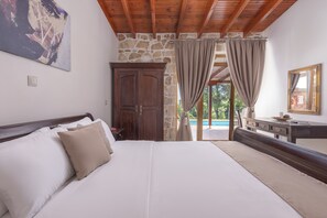 2 Bedroom Executive Suite with private pool | ميني بار وخزنة داخل الغرفة وستائر تعتيم ومكواة/لوح كي