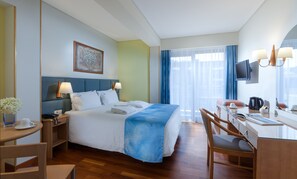 Select Comfort beds, minibar, in-room safe, blackout drapes - Tropical Hotel (Alimos)