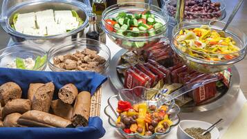 Tägliches Frühstücksbuffet (15 EUR pro Person)