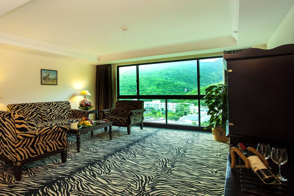 Deluxe Suite, 1 King Bed | Living area | Plasma TV