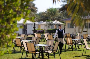 4 restaurantes, se sirve desayuno 