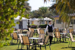 4 restaurants, breakfast served