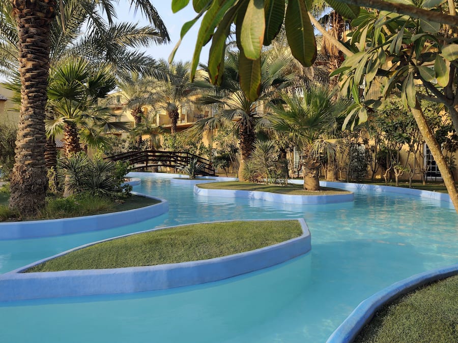 Una piscina al aire libre, sillones reclinables de piscina