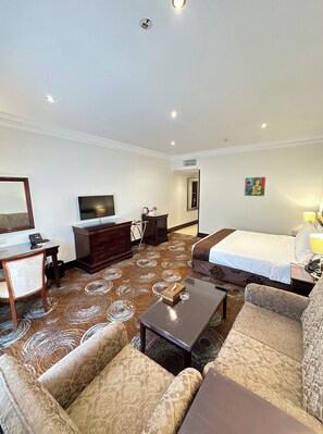 Ropa de cama de alta calidad y caja de seguridad en la habitación 