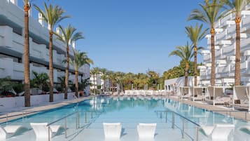 Piscina externa, guarda-sóis, espreguiçadeiras