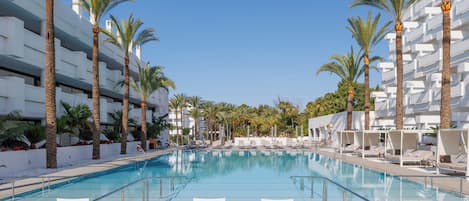 Outdoor pool, pool umbrellas, sun loungers