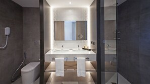 Artículos de tocador gratuitos, secador de pelo, pantuflas, bidet