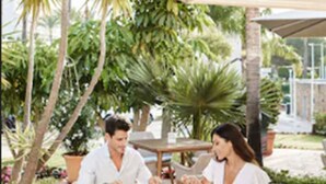 2 か所のレストラン : 朝食、ランチ、ディナーに営業