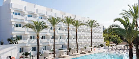 Piscine extérieure, parasols de plage, chaises longues