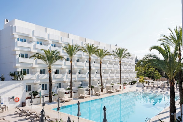 Piscine extérieure, parasols de plage, chaises longues