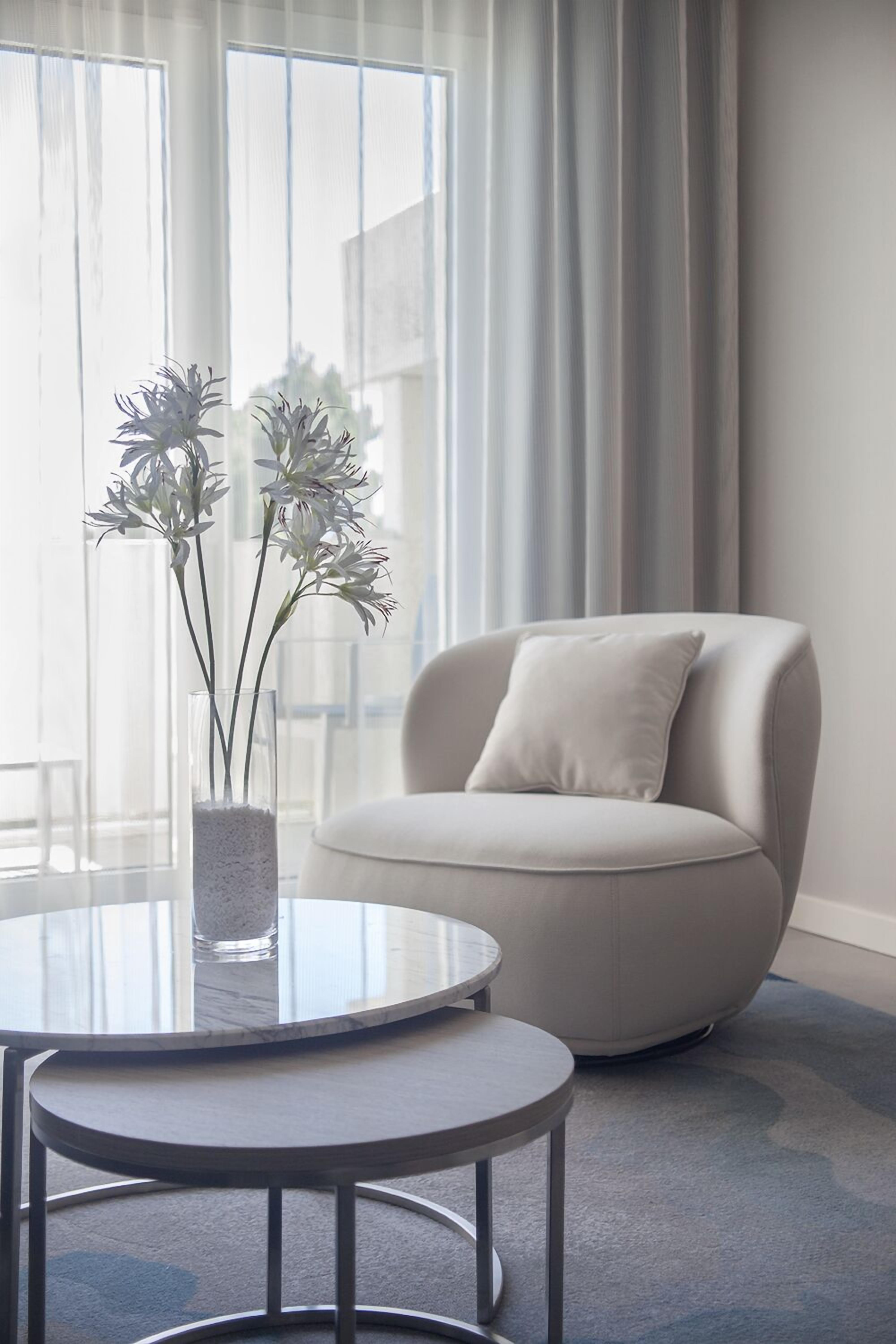 Suite Premium, terraza | Zona de estar | Televisión LED de 50 pulgadas con canales por cable, una televisión