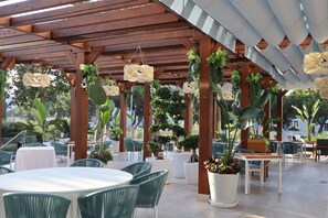 2 restaurantes; se sirve desayuno, almuerzo y cena
